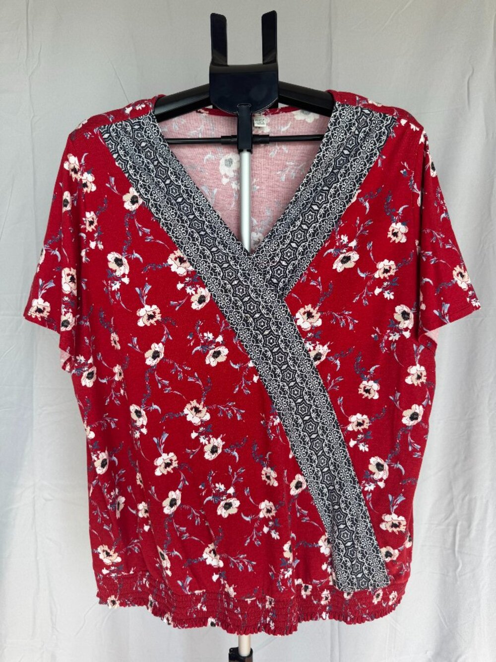 C EST. 1946 22/24W- Red Floral Short Sleeve Shirt with Black and White Neckline